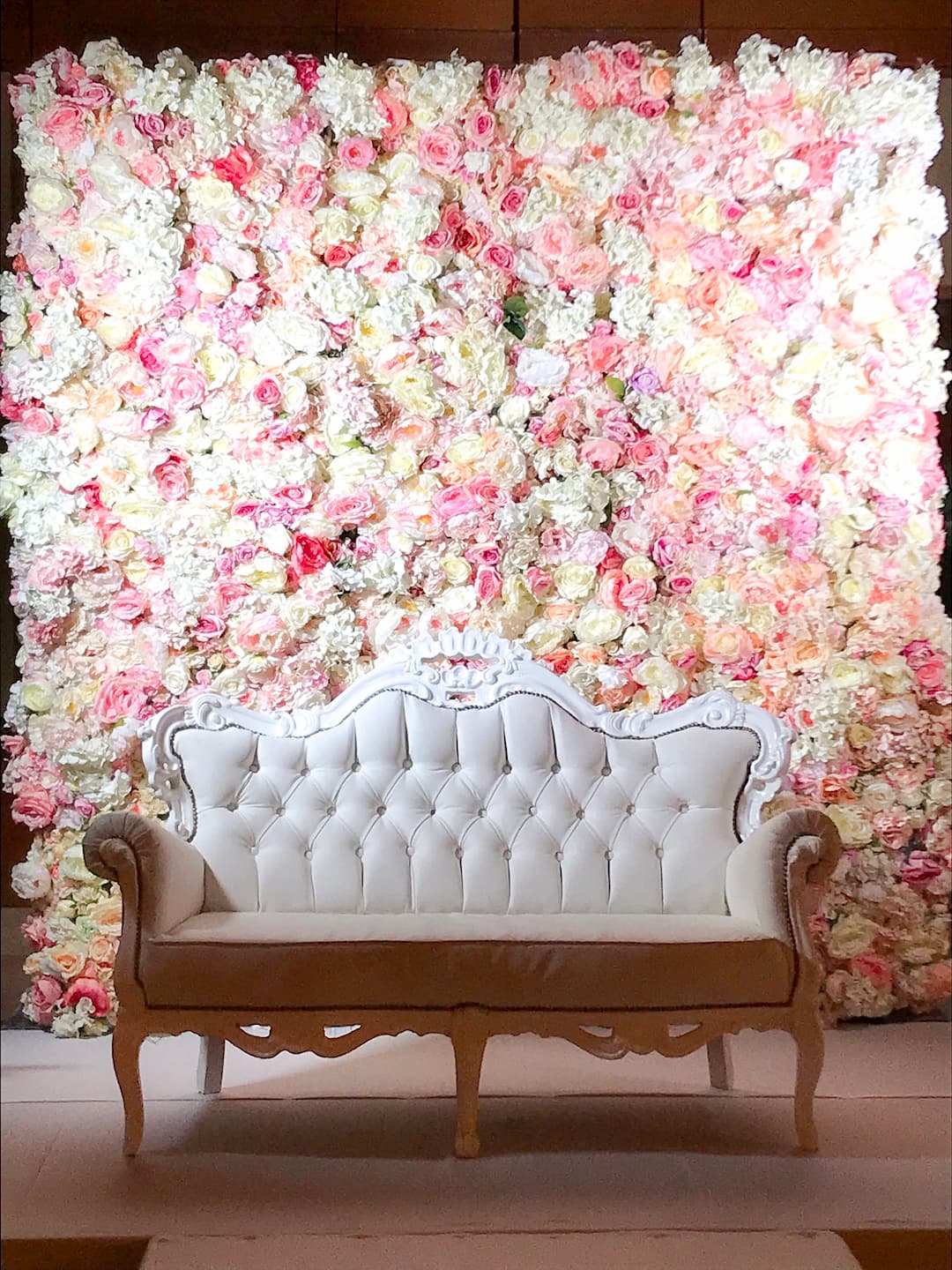 קיר פרחים עם כסא כלה