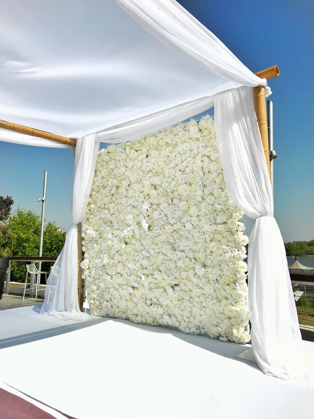 קיר פרחים לחתונה